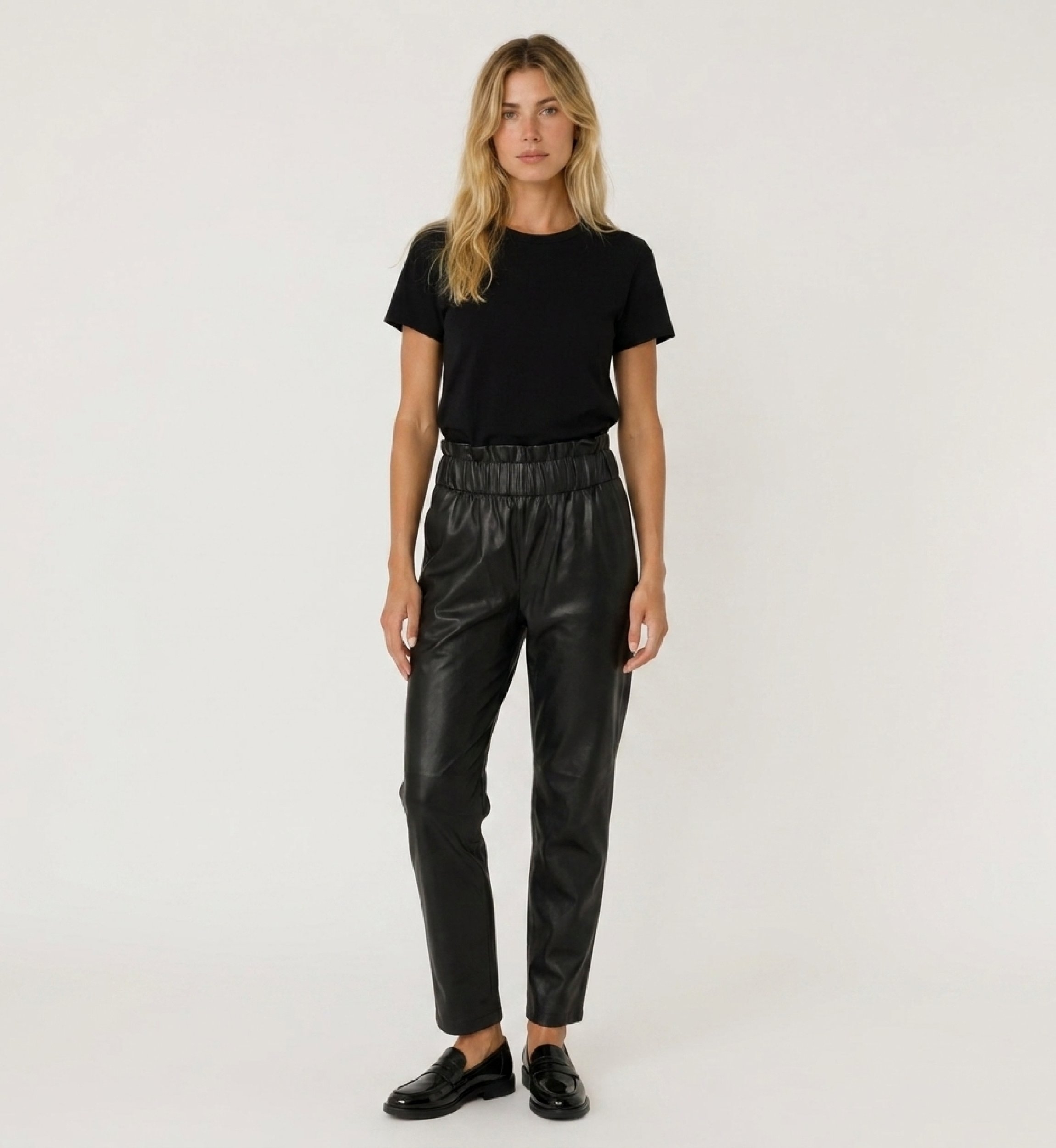 Pantalon en cuir, vue de face. Coupe moderne et ajustée, parfait pour un style élégant et contemporain.