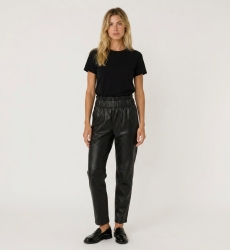 Pantalon en cuir, vue de face. Coupe moderne et ajustée, parfait pour un style élégant et contemporain.