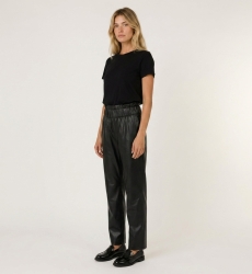 Pantalón de cuero negro para mujer, corte ajustado, vista lateral de tres cuartos, mostrando su estilo y textura.