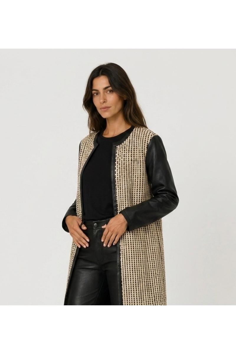 Manteau long sans col, ouvert, noir et beige tissé, avec manches et bordures en similicuir noir.