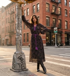 Vestido midi negro, estampado cachemir colorido, mangas abullonadas, escote en V con ribete morado, cinturón, tejido vaporoso.