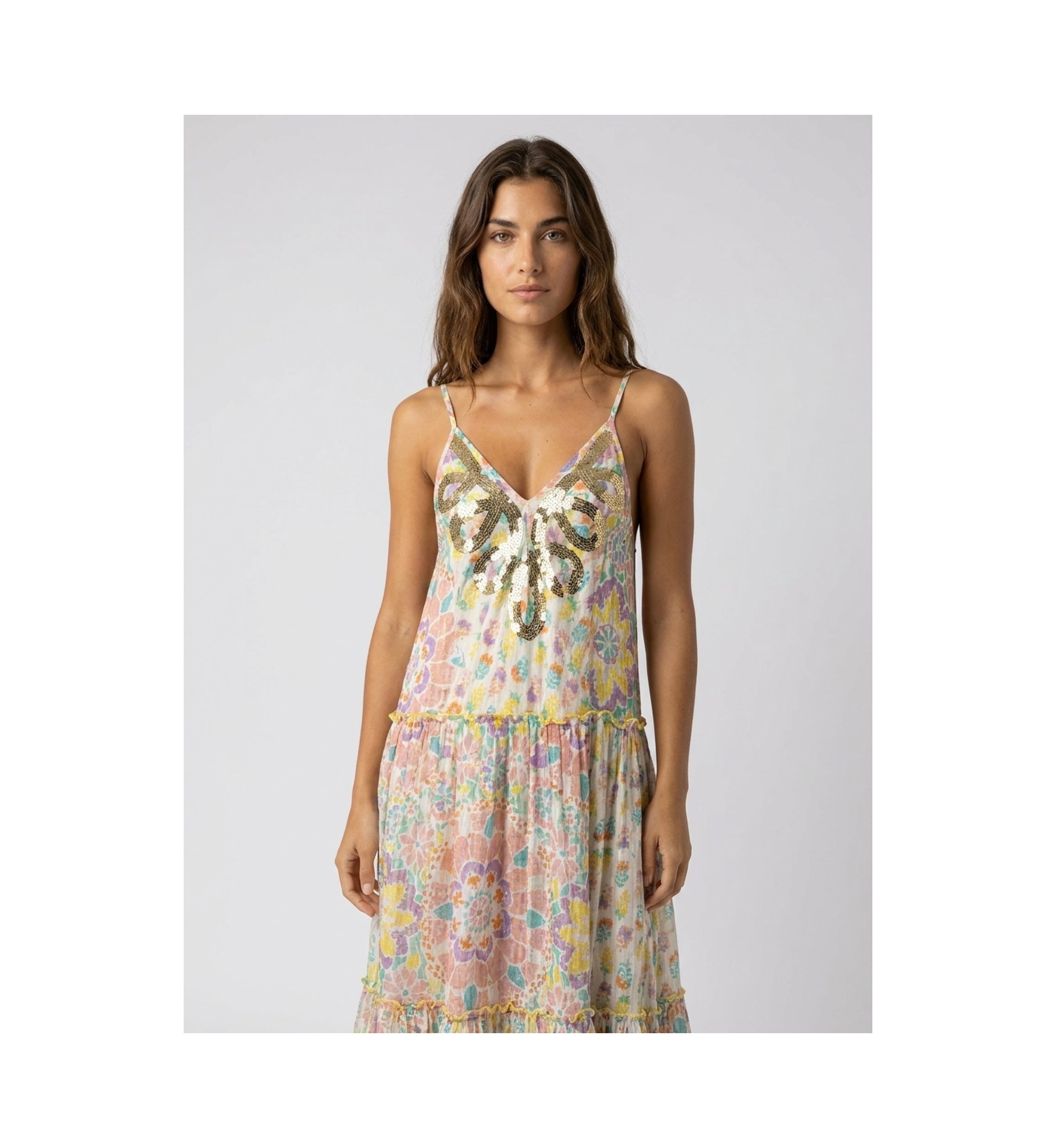 Vestido largo blanco con volantes, tirantes finos, escote en V con lentejuelas y estampado floral multicolor.