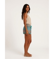 Shorts de mujer modernos, vistos en modelo de perfil izquierdo, perfectos para la moda de verano.