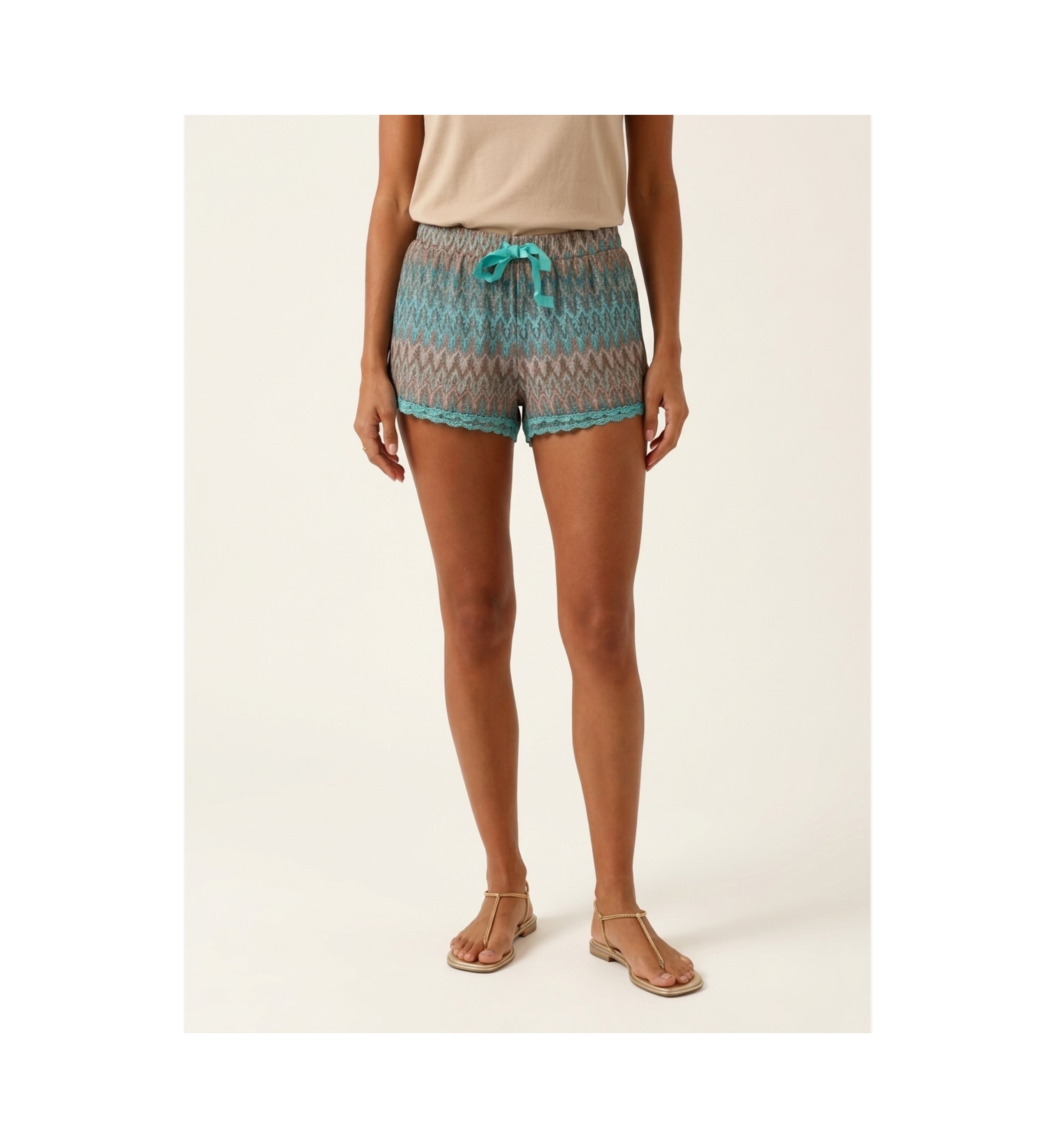 Primer plano de shorts casuales en modelo, destacando el ajuste cómodo y la tela sobre fondo claro.