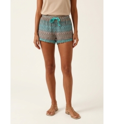 Primer plano de shorts casuales en modelo, destacando el ajuste cómodo y la tela sobre fondo claro.