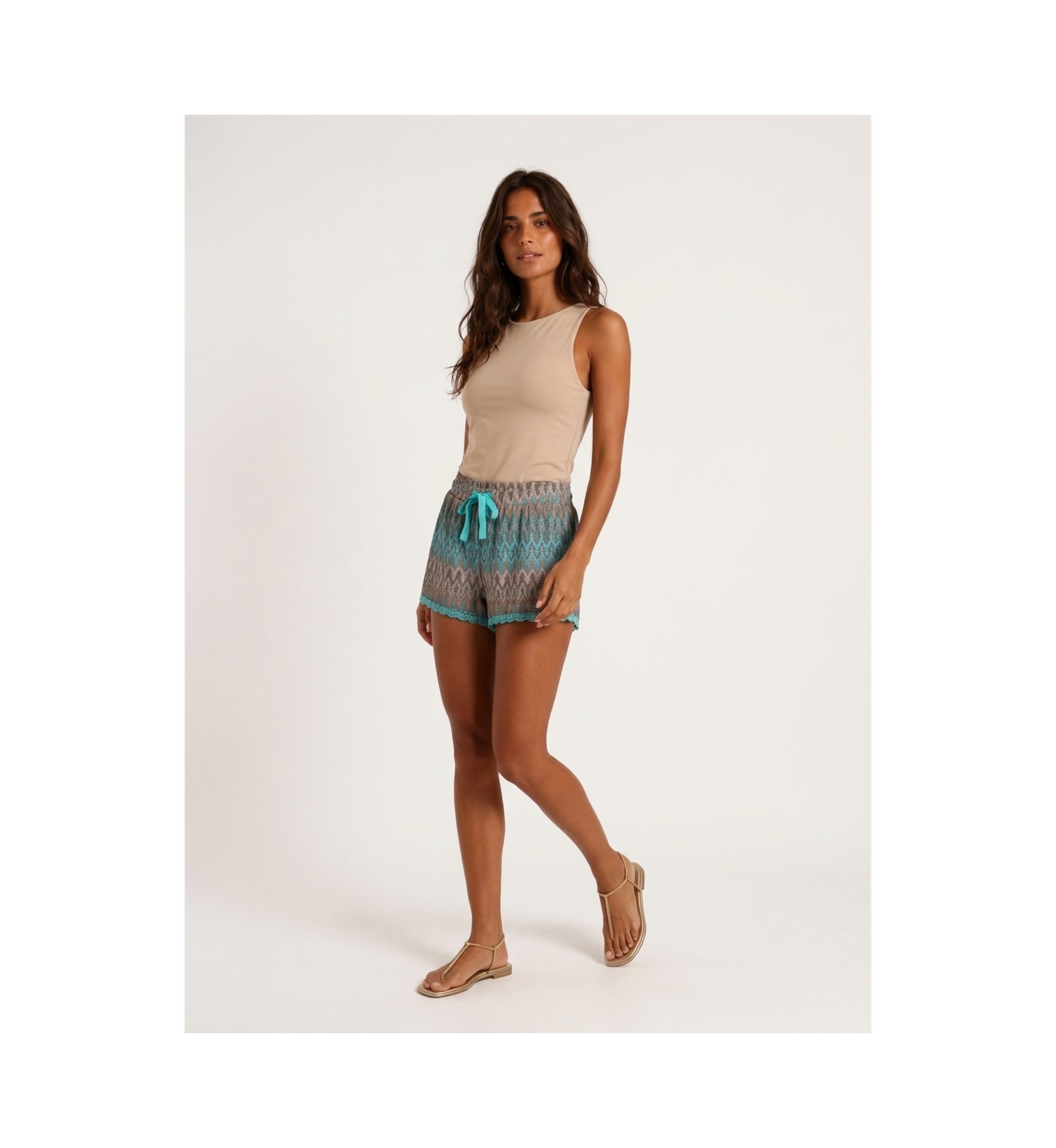 Vista frontal de un top corto de mujer, ideal para un estilo casual o elegante. Confeccionado en tejido suave y cómodo.