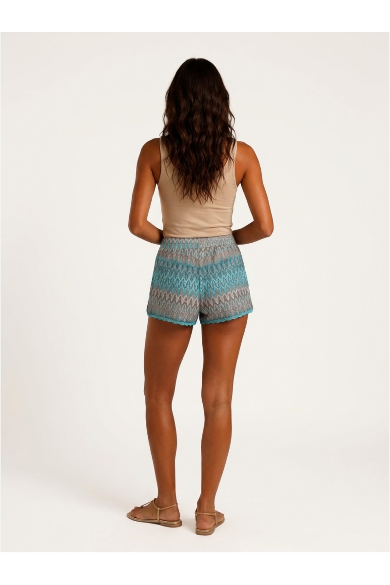 Vista trasera de shorts casuales para mujer. Pantalones cortos cómodos de algodón o mezclilla, ideales para el verano.