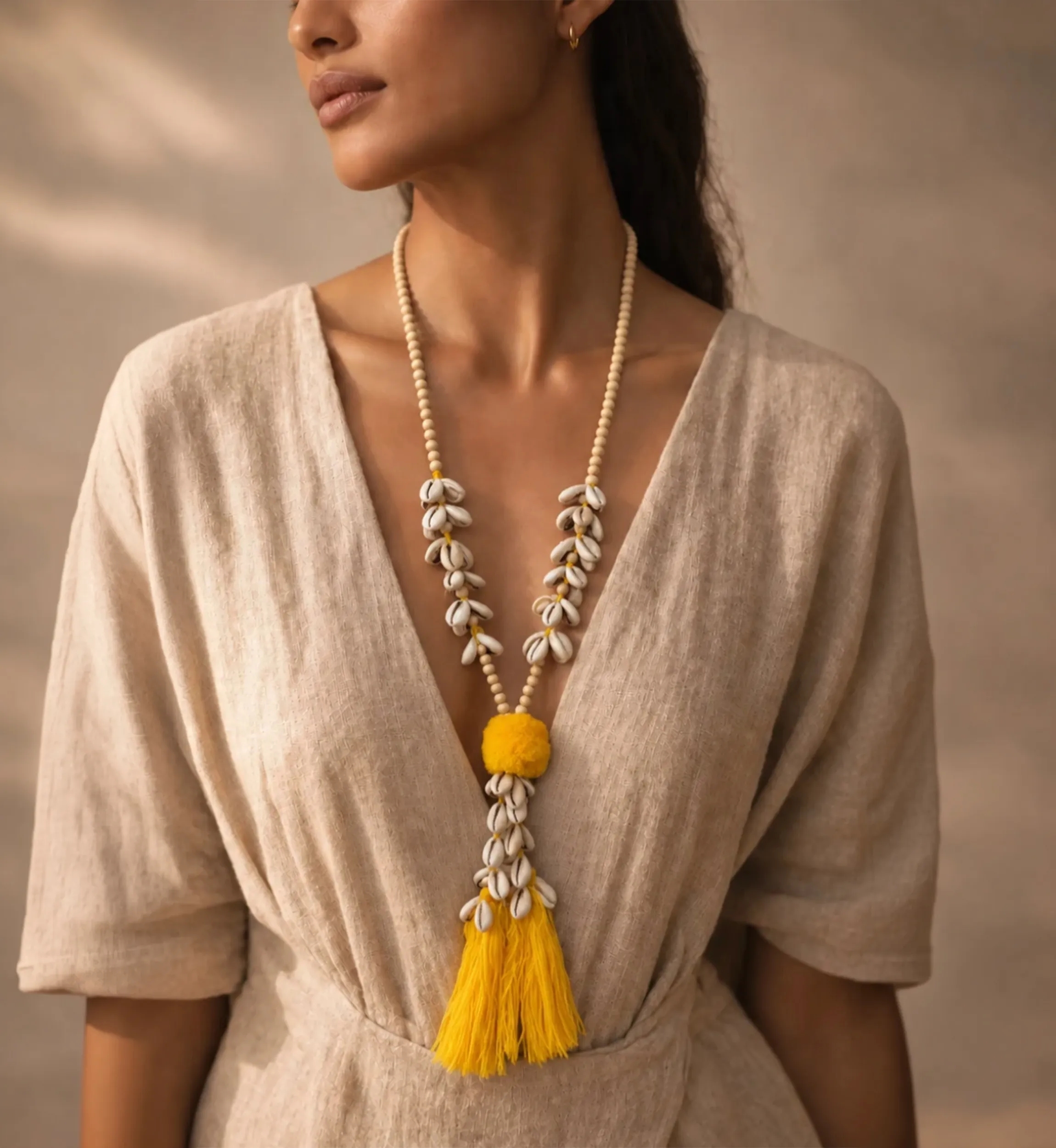 Collier à cauris Cord, pompon jaune | Miss June Paris