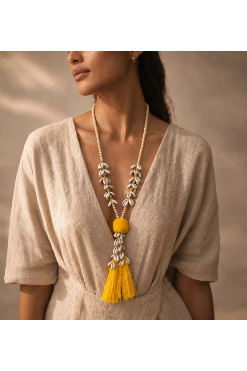 Collier à cauris Cord, pompon jaune | Miss June Paris