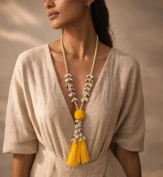 Collar de cauris Cord con pompón amarillo | Miss June Paris