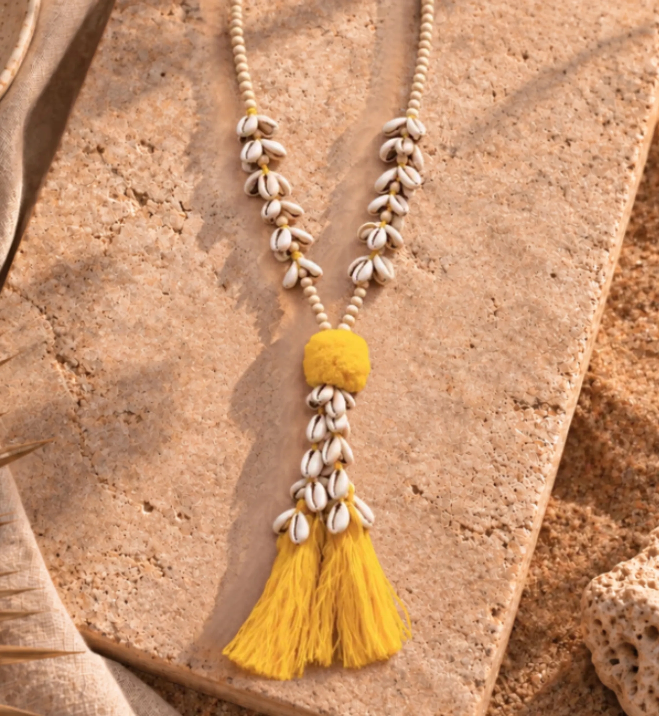 Collar de cauris Cord con pompón amarillo | Miss June Paris