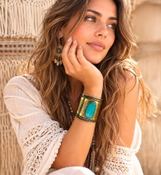Brazalete Cleops cincelado con cabujón | Miss June Paris