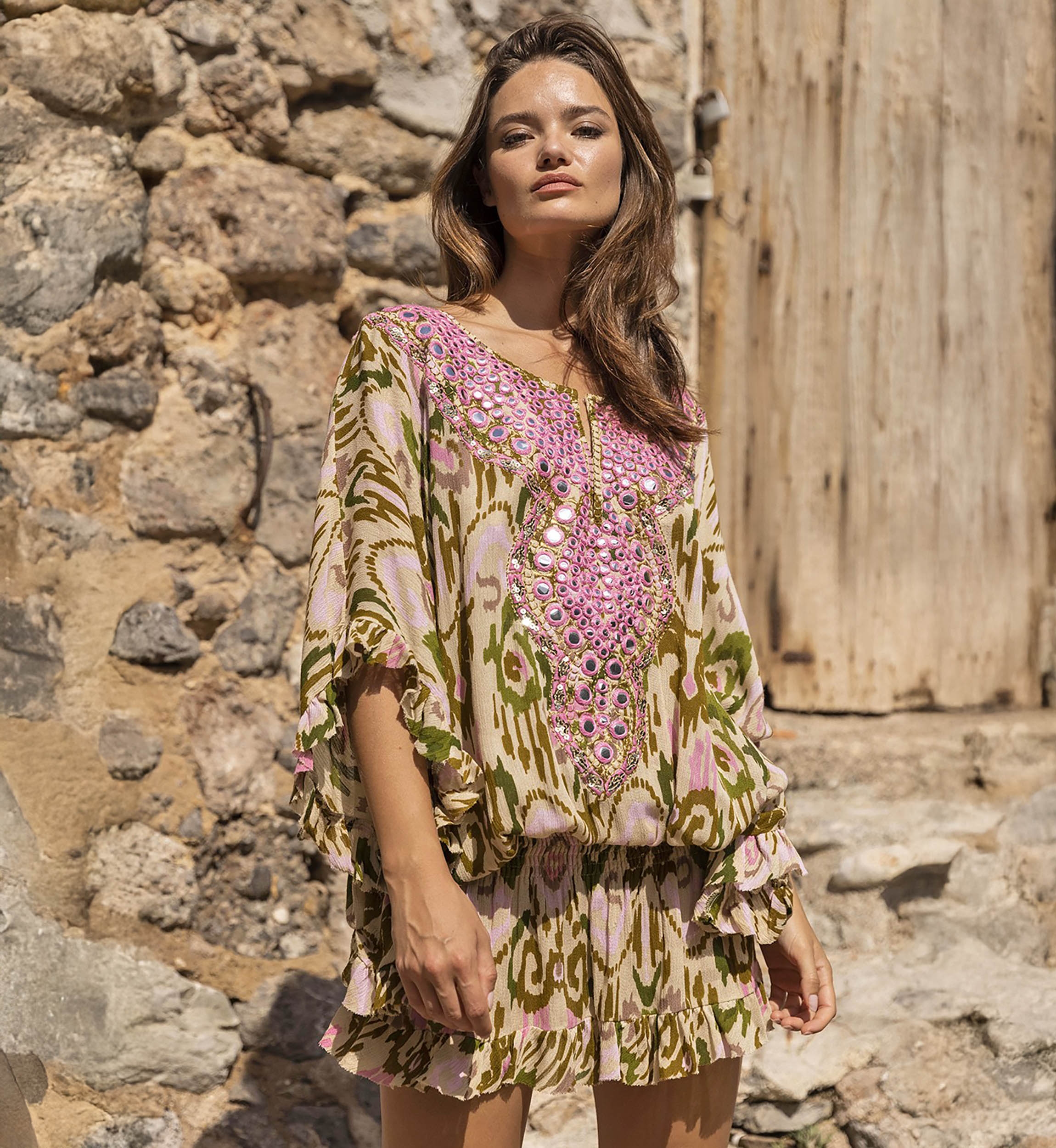 Mini vestido FRESH: color caqui/rosa - pechera decorada - bordados - manga larga bohemia - Miss June Paris - 1