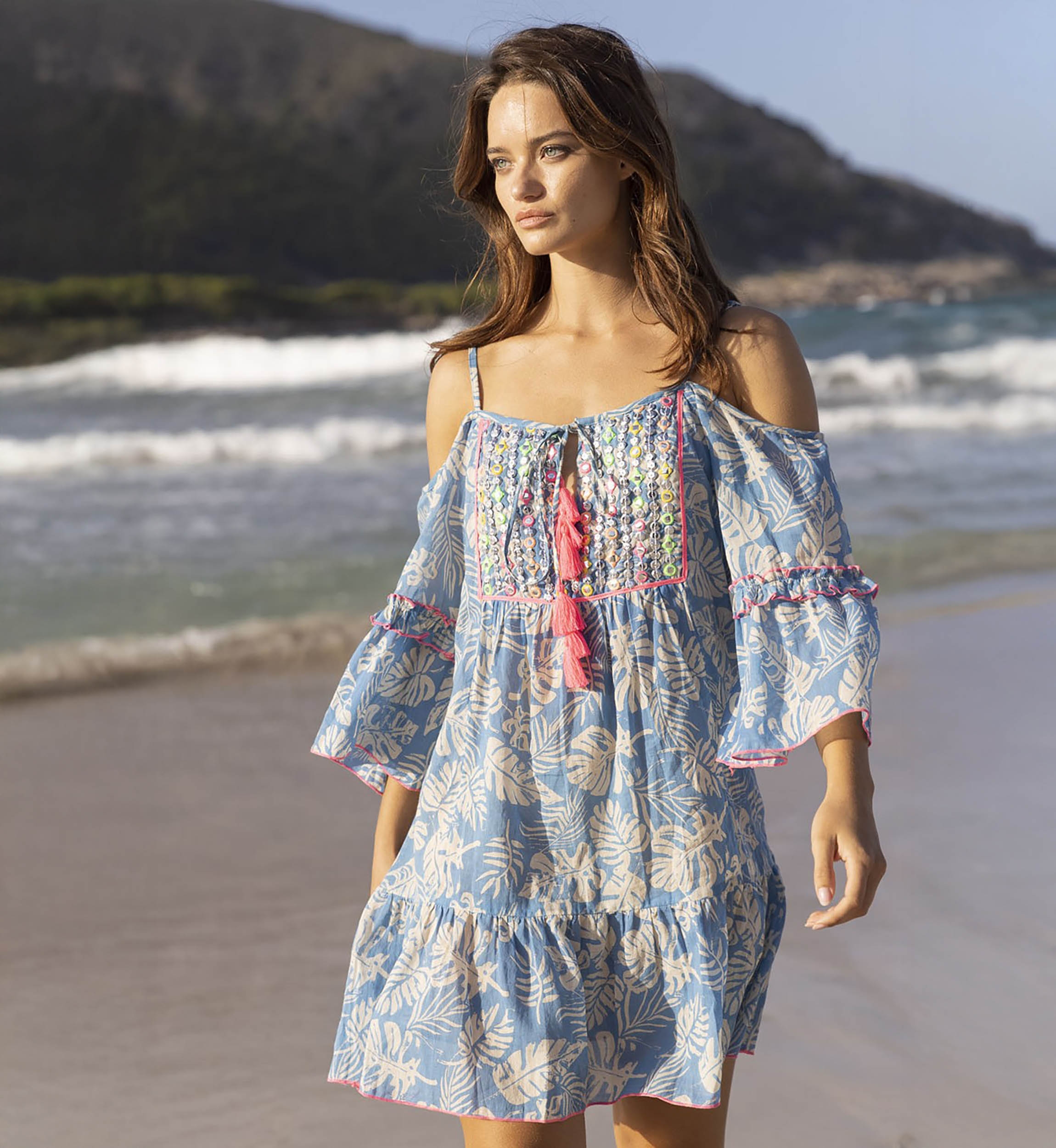 robe courte JOE - couleur bleue/lavander - details rose neon - motifs fleuri - plastron decoré - Miss June Paris - 1