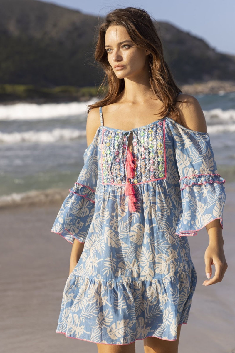 robe courte JOE - couleur bleue/lavander - details rose neon - motifs fleuri - plastron decoré - Miss June Paris - 1