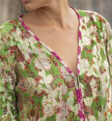 Robe courte YUMI - fleurie verte - imprimé brillant lurex - manche longue - Miss June Paris - 3