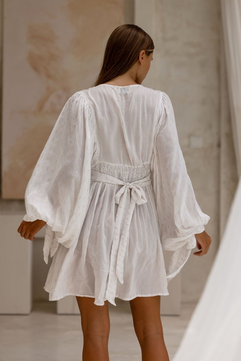 Robe Courte Janice - blanche - manches longues - col V - ceinture ajoustable - Miss June Paris - 4