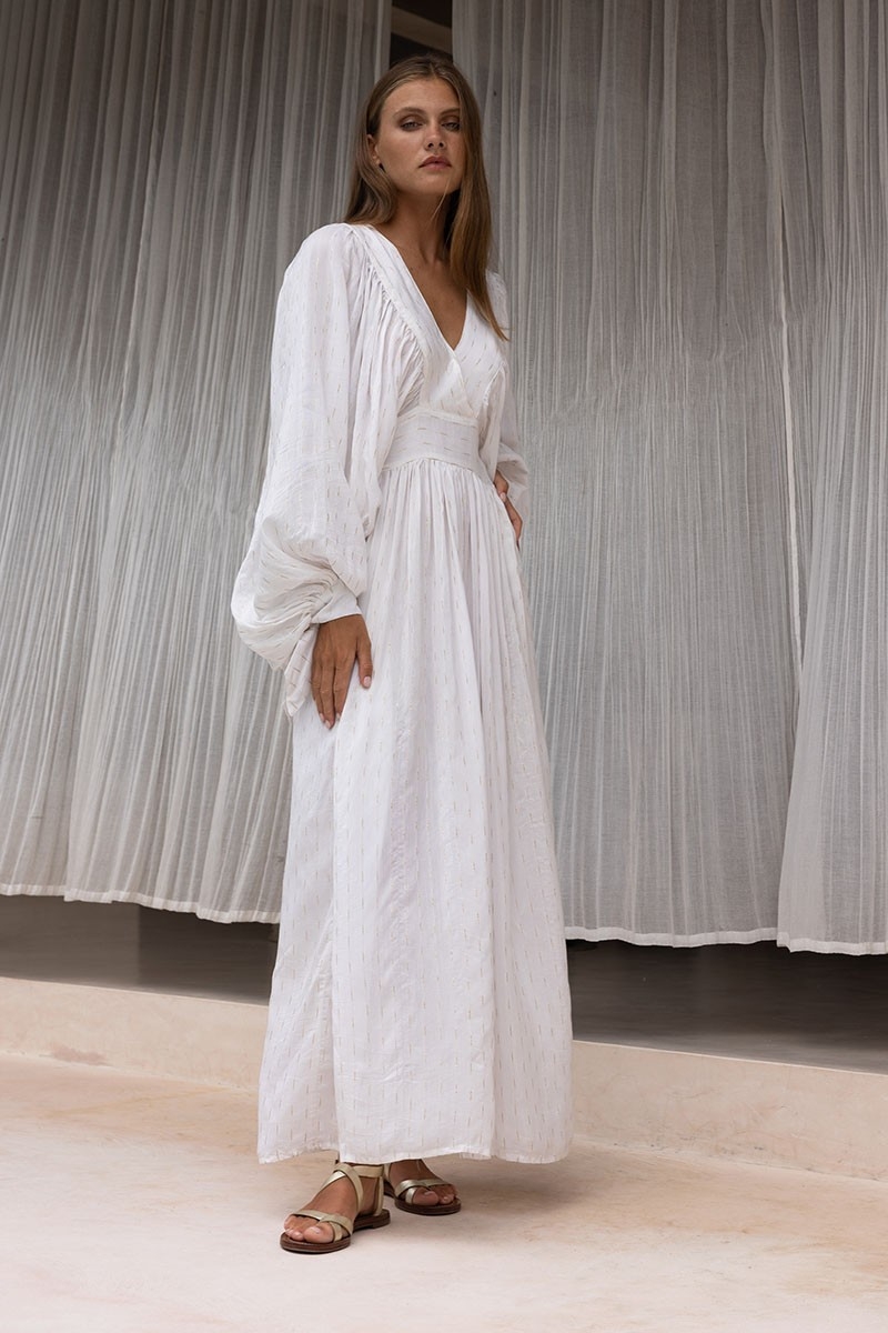Robe Longue Angie - blanche - manches longues - col V - bohème - ceinture ajourtable - Miss June Paris - 3