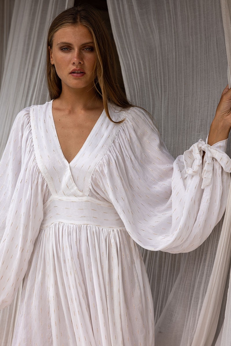 Vestido Largo Angie – blanco – mangas largas – escote en V – bohemio – cinturón ajustable – Miss June Paris – 4