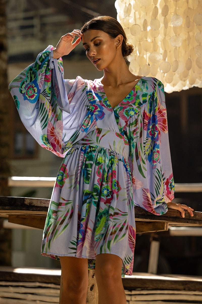 Vestido Corto Falone – violeta pastel – estampado floral – mangas largas – escote en V – Miss June Paris – 1
