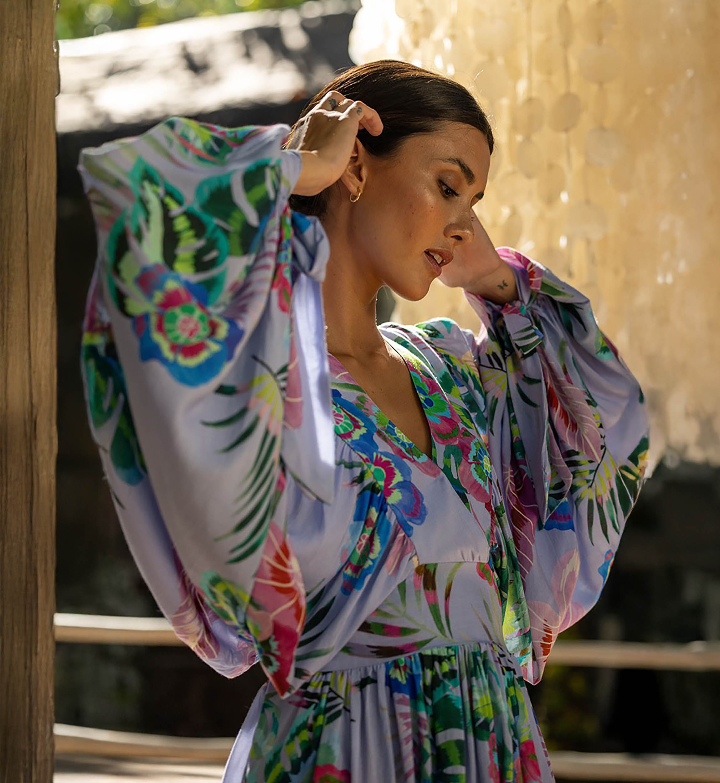 Short Dress Falone – pastel purple – floral print – long sleeves – V-neck – Miss June Paris – 3