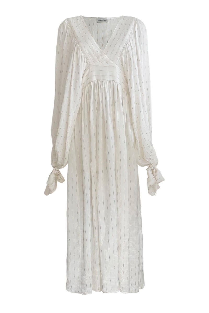 Robe Longue Angie - blanche - manches longues - col V - bohème - ceinture ajourtable - Miss June Paris - 5