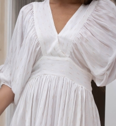 Robe Longue Angie - blanche - manches longues - col V - bohème - ceinture ajourtable - Miss June Paris - 7