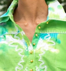 Vestido Corto Victoria – verde/agua – manga corta – estampado tie-dye – cinturón a juego – bohemio – Miss June Paris – 6