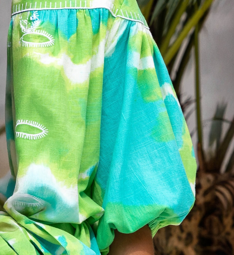 Vestido Corto Victoria – verde/agua – manga corta – estampado tie-dye – cinturón a juego – bohemio – Miss June Paris – 8